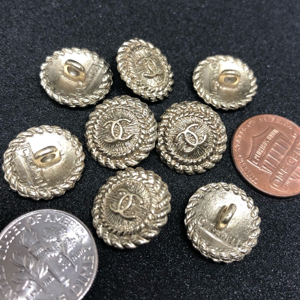 Chanel buttons. - Picture 4 of 4